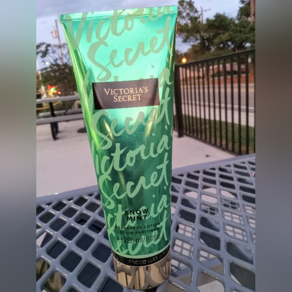 Victoria's Secret SNOW MINT Fragrance Lotion NEW SEALED FS Body Cream